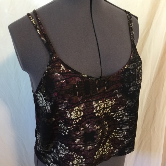 UO SILENCE + NOISE | cropped floral tank top - Picture 3 of 8